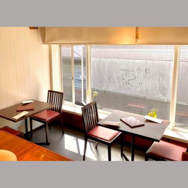 【推荐2～6人入住♪】 适合与伙伴或朋友一起用餐的餐桌座位。它很受欢迎，因为它是一个具有开放感的空间，玻璃墙可以让外面的光线进入！