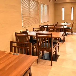 木の質感を生かした清潔感あるテーブル席は、友人との飲み会やご宴会に最適!広々としたレイアウトで、周りを気にせずゆったり会話とお食事を楽しめます。温かみのある照明に包まれた居心地の良い空間で、特別な時間を心ゆくまでお過ごしください。
