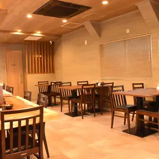 木の温もりに包まれた落ち着いた店内を、最大23名様まで丸ごと貸切可能!周りを気にせず仲間内でゆったりとご宴会を楽しめます。会社の集まりや季節のご宴会など、人数やご予算に応じた心地よい空間をご提供。こだわりの料理とお酒を囲んで、特別なひとときをお過ごしください。