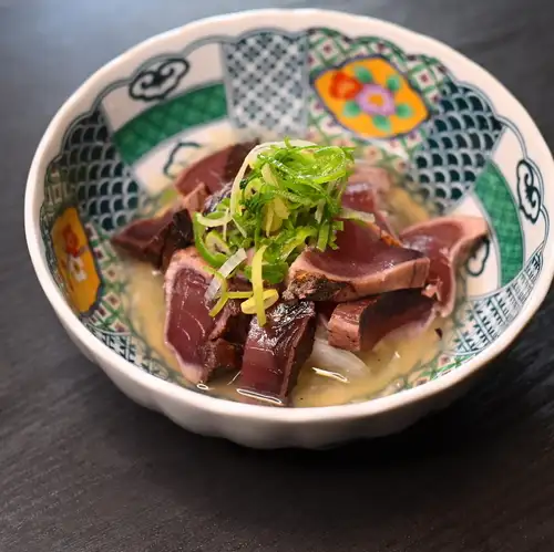 鰹のたたき塩ポン酢/極サーモンのお造り