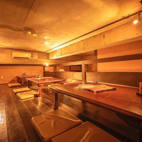 中2階に設けられた特別席は、隠れ家のようなプライベート感が漂う空間。外の視線を気にせず過ごせるため、カップルのデートや親しい友人との語らいに人気です。落ち着いた雰囲気と程よい距離感が心地よく、二人だけの時間を楽しみたい方に選ばれることが多い隠れスポットです。