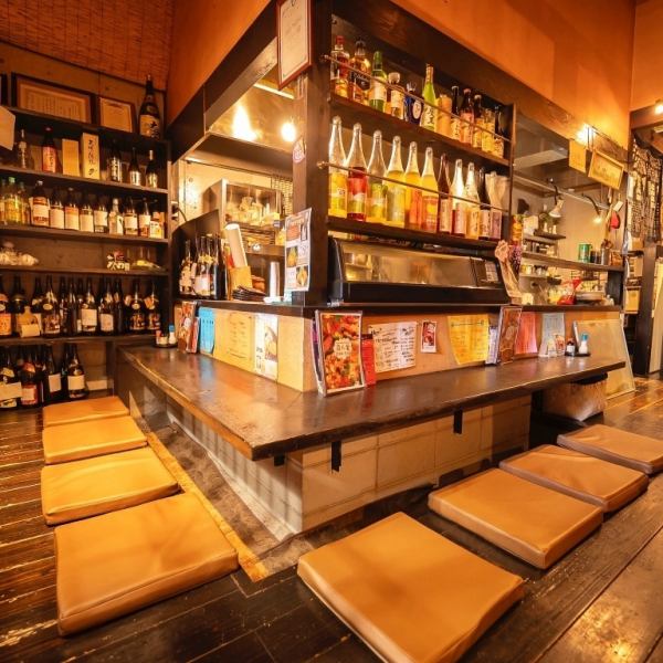 料理を待ちながらママとの会話を楽しめるカウンター席は、地元民に親しまれる温かみのある場所。気取らず立ち寄れる雰囲気が魅力で、常連さん同士の交流も自然に生まれます。一人でも気軽に過ごせ、ほっとできる安心感が広がる、地域に根ざした居心地の良い空間です。