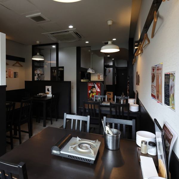 大人数でのご利用や貸切も可能な当店は、ゆったりと寛げるお座敷で、一体感のある宴会をお楽しみいただけます。アットホームな空間で、本場韓国料理とお酒を心ゆくまでご堪能ください。スクリーンも完備しております。電子タバコの喫煙も可能ですので、気兼ねなくお過ごしいただけます。