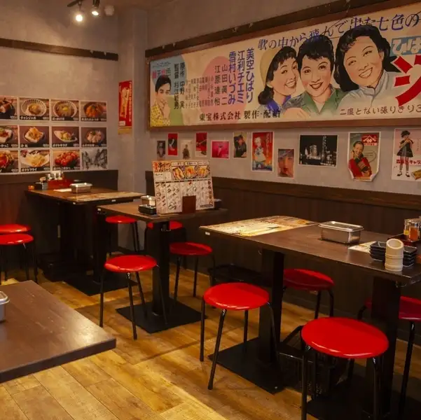 レトロな雰囲気が漂う店内には、2名～10名まで対応できるテーブル席をご用意。総席数は30席で、貸切OK！少人数の飲み会から会社の仲間や友人同士での宴会にもぴったり！木の温もりを感じるテーブルと赤い丸椅子が、どこか懐かしくて落ち着く空間を演出。駅から徒歩2分と集合しやすいのも◎。串カツを囲んで盛り上がろう！