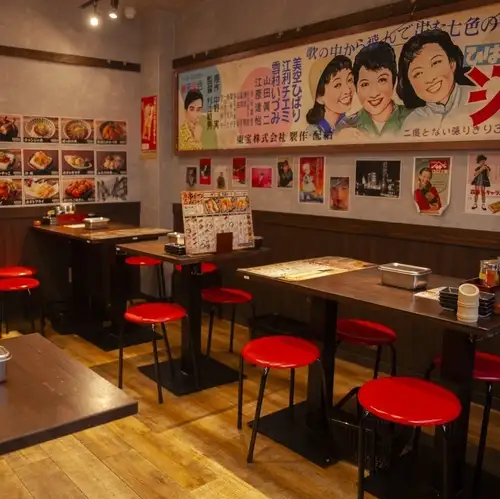 <p>レトロな雰囲気が漂う店内には、2名～10名まで対応できるテーブル席をご用意。総席数は30席で、貸切OK！少人数の飲み会から会社の仲間や友人同士での宴会にもぴったり！木の温もりを感じるテーブルと赤い丸椅子が、どこか懐かしくて落ち着く空間を演出。駅から徒歩2分と集合しやすいのも◎。串カツを囲んで盛り上がろう！</p>