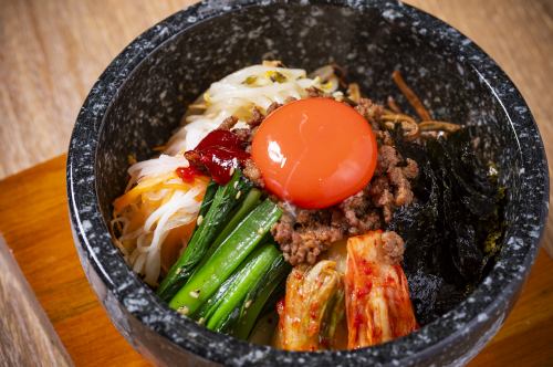 Stone-grilled bibimbap at a yakiniku restaurant