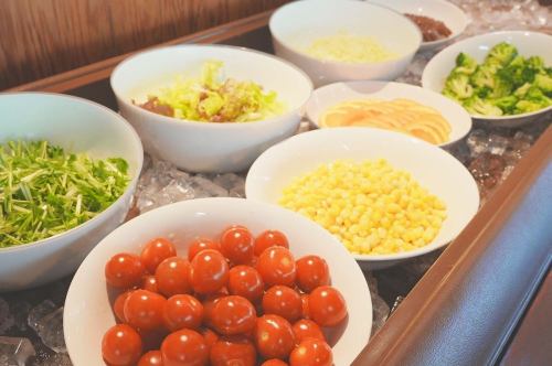地元産も積極的に取り入れながら旬の野菜を使用したサラダバーをご用意しています。