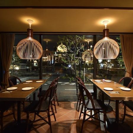 You can view Honganji from the large window and enjoy a private party with a beautiful view.Seating is available for 14 people.In a stylish atmosphere, forget about your daily life and enjoy an elegant party.