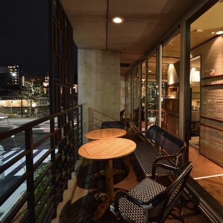 露台座位可以感受到季节的宜人风。带顶棚的露台可让您在下雨天安全地享用美食。午餐周围环绕着温暖的阳光，晚上，您可以悠闲地观看夜空。
