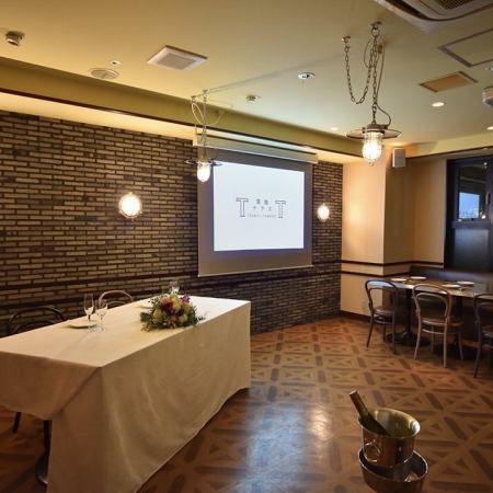There is a table on the 2nd floor where you can seat up to 50 people in a spacious atmosphere.A table for 4 or 2 people is available and layout is possible according to the number of people.We can handle various banquets from small groups to large groups.