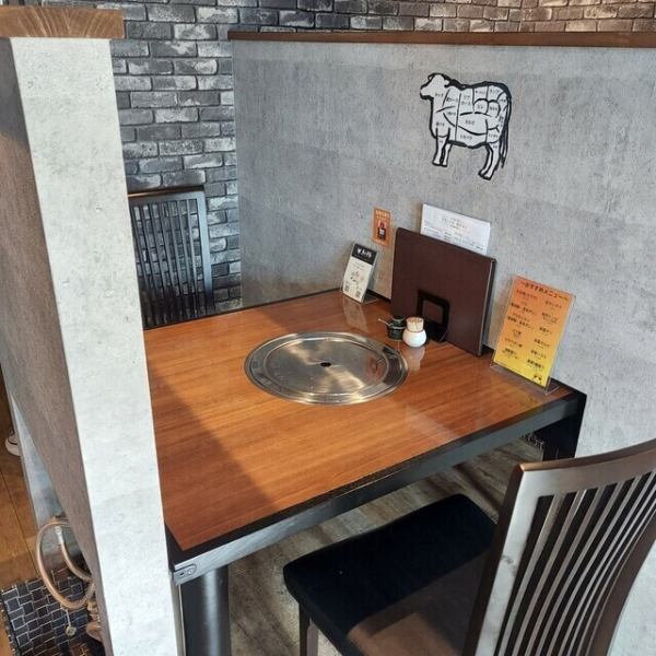 ≪モダンで落ち着いた雰囲気の店内≫　モノトーンを基調とした店内は落ち着いたモダンな雰囲気です。ゆったりとしたテーブル席でリラックスしてお楽しみ頂けます。清潔感のある店内はデートや家族での食事にぴったり！是非一度お越しください。