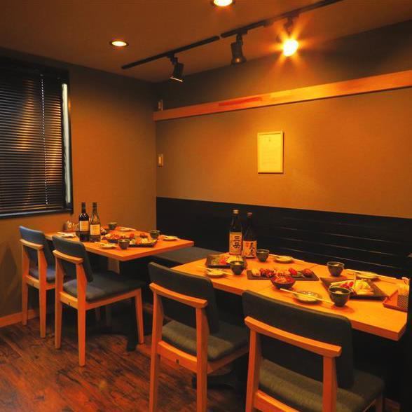 [2nd floor table seating] The 2nd floor is divided into 2 floors, A floor has 2 seats for 4 people and B floor has 3 seats for 4 people.The A floor can be reserved for 6 or more people, and the B floor can be reserved as a semi-private room for 9 people.