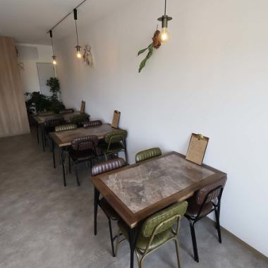 【女子会にもおすすめ】ウッドテイストの温かみが感じられる店内は、心地よい落ち着きに包まれています。柔らかな照明と自然素材が調和し、リラックスした雰囲気を演出。おしゃべりも弾むこと間違いなしです◎ぜひお気軽にお立ち寄りください。