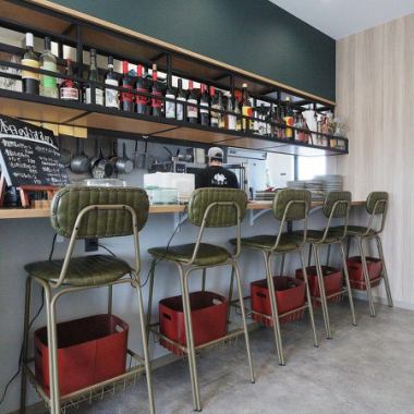 【アットホームな空間】カウンター席が5席と、4人掛けのテーブル席が4つございます。友人や家族との会話を楽しみながら、リラックスした時間を過ごせる空間が広がっています。居心地の良い雰囲気の中で、特別なひとときをお楽しみください。