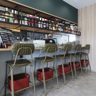 目の前で楽しむオープンカウンターでは、シェフが手際よく料理を仕上げる様子を間近で見ることができます◎