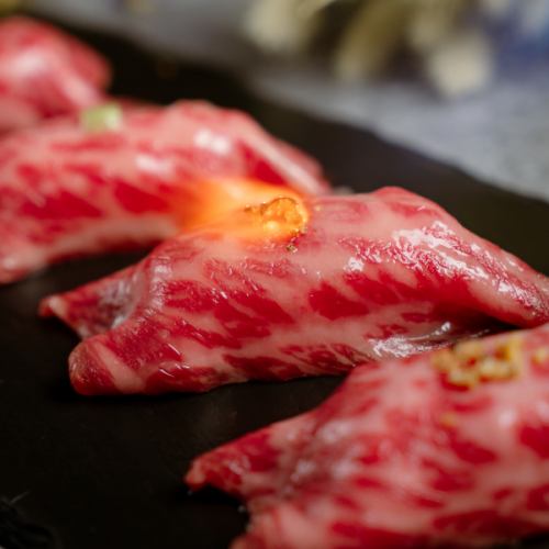 入口即化的烤肉壽司非常美味