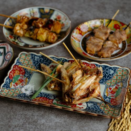 這道菜堪稱珍品，融合了木炭的香氣和雞肉的天然風味。