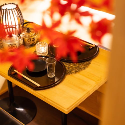 <p>【少人数】デートや少人数様での飲み会に最適な4名様用のお席をご用意しております!暖かいライトに包まれたおしゃれな空間でゆったりとお寛ぎください。他にも4名様席、6名様席、8名様席といった人数に合わせたお席へご案内が可能です♪掘りごたつ席もございますので、ご要望がございましたらお申し付けください!</p>