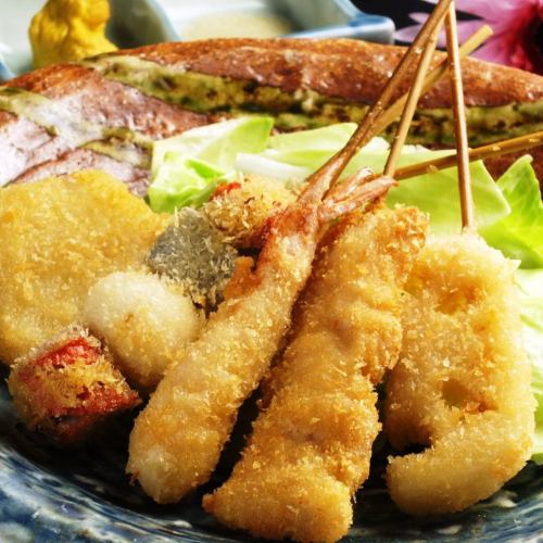 【大阪の味！】串かつ5本盛り合わせ。大阪の居酒屋の定番はやっぱり串カツ！衣薄くサクッと揚がってます♪
