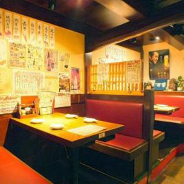 [Spacious space] Table seats can accommodate up to 2 people♪ Please spend a relaxing time after work in Namba! It is also popular for dates, girls' nights out, and banquets.It's open from 11:00 to 23:00, so it's popular for lunch and drinks.It's directly connected to Namba Station, so come as long as your train time allows!
