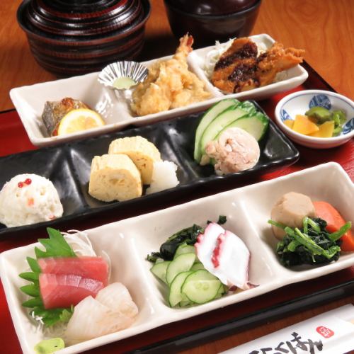 All lunch set meals are 900 yen!