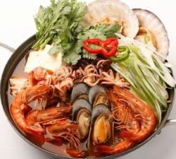 【海鮮鍋】7種類の海鮮　6種類の野菜　大根と昆布のスープで