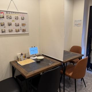 餐廳寬敞舒適的餐桌座位，是您白天休閒小酌或與三五好友共進午餐的理想場所。與熱情友好的老闆和熱情好客的女主人共度美好時光！