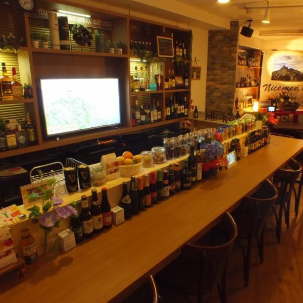 At the counter, you can enjoy freshly roasted coffee and hot sandwiches during the day and beers from around the world at night.If you want to have a quick drink during breaks or after work, please enjoy it at the counter seats !!