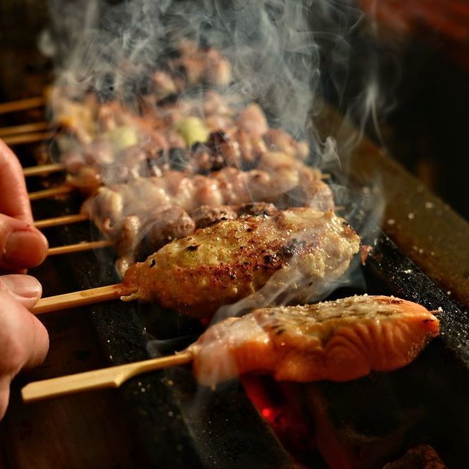温かみのある落ち着く店内で愉しむ炭火串焼きと沖縄料理。女子会や少人数宴会に◎