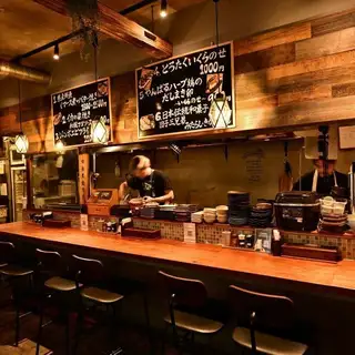 お一人様からお気軽にご利用いただけるカウンター席を8席ご用意しております。コンクリート打ちっぱなしの壁面と、木製カウンターが調和したモダンな空間で、目の前で焼き上がる串焼きのライブ感を楽しみながら、ゆっくりとお酒を満喫いただけます。デートや少人数での語らいにもおすすめの、大人の隠れ家的スペースです◎