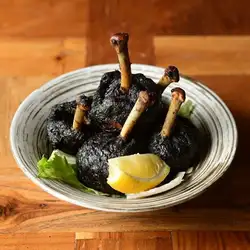 やんばるハーブ鶏の手羽先真っ黒唐揚げ