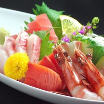 週四套餐4,500日圓★2小時超乾無限暢飲+生魚片、稀有鮪魚排、水煮燈塔等10種菜餚。