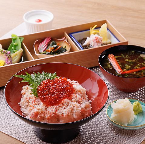 【ランチタイム限定!11時~16時】写真はかにいくら丼御膳です!●かにすき御膳、うどん御膳、丼御膳は2,288円(税込)、かに上寿司御膳は2,838円(税込)【内容は当日お選びいただけます】