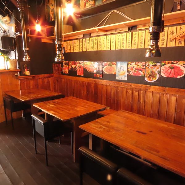 ≪ゆったりとくつろげる温かみのある空間≫4名席×6　2名席×1◆4名以下の少人数や、10名前後でのご利用人数に合わせてレイアウト変更が可能です◎ゆったりとおくつろぎいただける雰囲気ですので、デートや女子会、ご家族での外食、各種ご宴会でのご利用にもおすすめです。皆様のご来店を心よりお待ちしております♪
