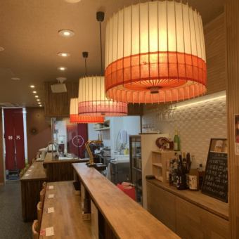 Counter with special lighting with motif of Japanese umbrella ♪ You can eat in a calm atmosphere ♪