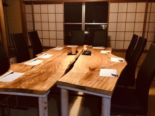 <p>天然木のテーブルでレイアウト自由で最大25名様の個室です。全席個室でご案内しております。</p>