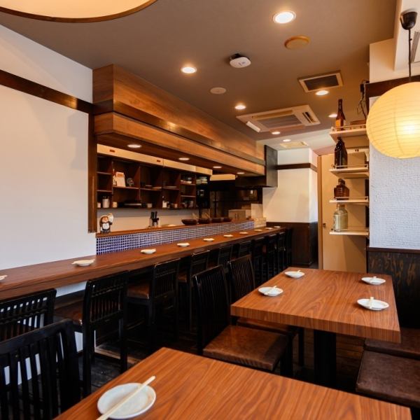 桜木町駅と日ノ出町駅どちらからでも徒歩5分にある【野毛商店】。居心地の良い和空間には、1Fにカウンターと立ち飲みスペース、2Fにはお座敷を完備◎サク飲みからゆったりと過ごす各種ご宴会まで、多彩なシーンで気軽にご利用ください！