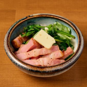 菠菜和培根用奶油煎