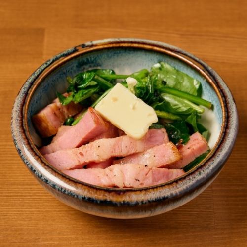 菠菜和培根用奶油煎