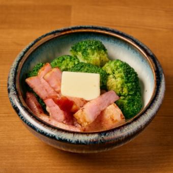 西蘭花和培根用黃油煎