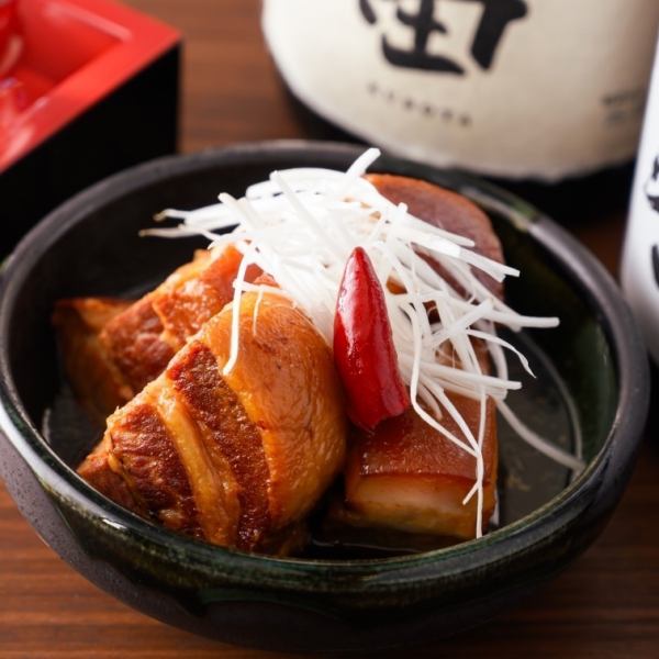 3種類の「煮込み」をご紹介！6時間じっくり煮込みトロトロに仕上げた「豚の角煮」は醤油ベースのさっぱりとした味わい。八丁味噌を使用した「豚の味噌もつ煮込み」は濃いめの味付けでお酒とご飯も進むはず！「牛すじの塩煮込み」はあっさりした味が好きな方におすすめ♪どれも丁寧に時間をかけて仕込んだ自慢の逸品。