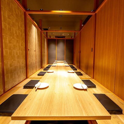 【完全個室】周りを気にせず寛げる完全個室。当店は数あるパターンのお席を掘りご堪能、テーブル席でご用意しております。宴会個室や少人数のプライベート空間もございます。料理の一つ一つが丁寧に仕上げられ、ここでしか味わえない絶品グルメが勢揃い！是非当店で特別なひと時をお過ごし下さい。サプライズのお手伝いもOK