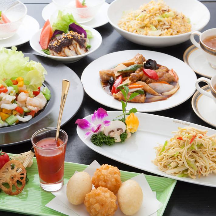 40種豪華菜餚的自助午餐 ◇ 自助餐 3,500日圓（含稅）