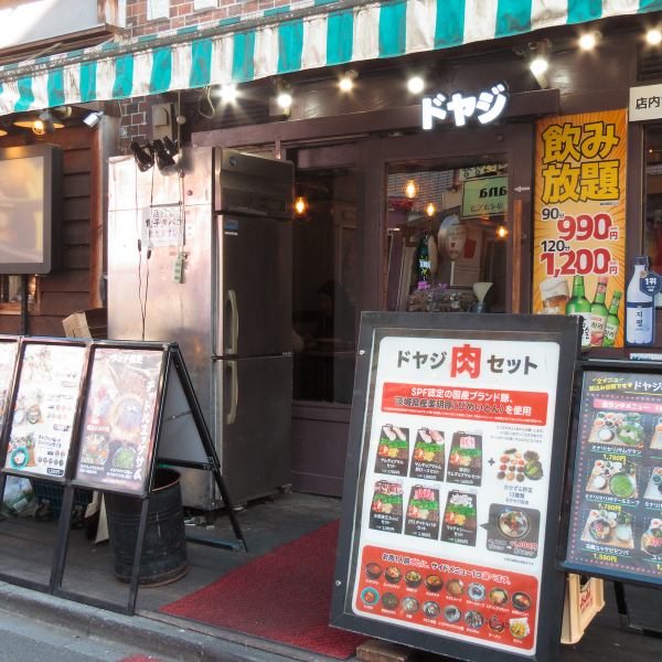 新大久保駅から徒歩5分☆イケメン通り沿いで入りやすく目印もばっちりです◎おしゃれで可愛らしい内装とゆったりとした空間が魅力で、周りを気にせず盛り上がりたい女子会におすすめ!