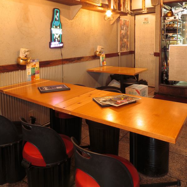 レトロで温かみのある照明が灯る店内は、木のテーブルとユニークなドラム缶の椅子が特徴◎ネオンサインがおしゃれなアクセントを添える、肩肘張らずにゆっくりと韓国料理を楽しめる空間です★