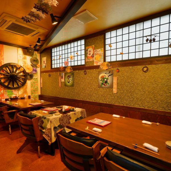 和テイストの店内のテーブル席は普段の会社宴会・ご友人との飲み会・ご家族でのお食事など様々なシーンでご利用いただけます。また、10名以上の宴会にご利用いただけます！