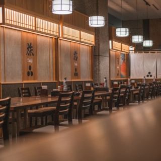 落ち着いた雰囲気のテーブル席でお仲間との語らいや大切な会食にも最適です。