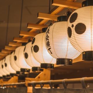 「宴会・団体様歓迎！最大150名様まで対応可能」新宿での宴会なら魚秀にお任せください！会社の飲み会、打ち上げ、仲間内の集まりなど、幅広いご宴会シーンに対応いたします。人数に応じたレイアウト変更も可能。飲み放題付きコースも充実しており、幹事様も安心。