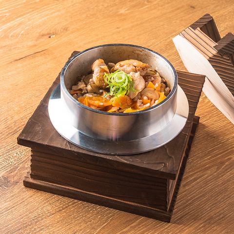 鶏の旨みが染み込んだ、炊きたて釜めし。