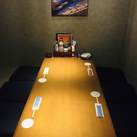 店内は落ち着いた雰囲気！広々したお席と個室も完備♪